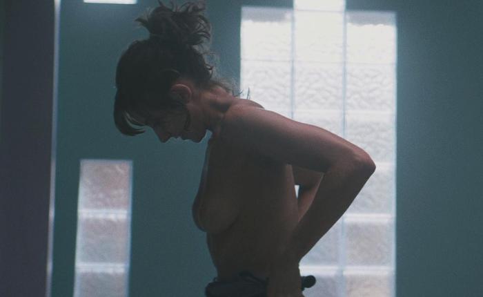 Alison brie topless glow 1ee3de0b featured